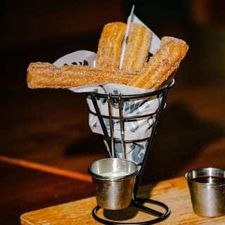 Churros con chocolate y leche condensada